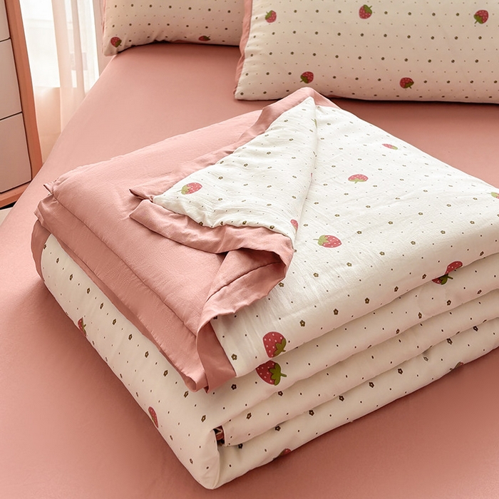 91家纺网 家纺一手货源 找家纺 金喜 2025新款小清新风格有氧针织双层纱大豆被夏被四件套 草莓物语