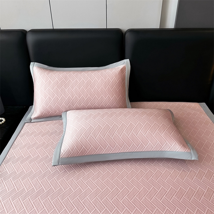 91家纺网 家纺一手货源 找家纺 雯豆家纺 2025夏季新款PE中分子凉感凉席三件套冰丝凉感席子纯色素色成人平铺绑带款 简尚-甜梦粉