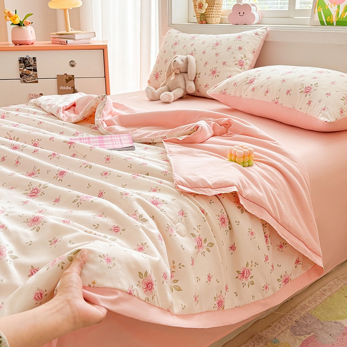 91家纺网 家纺一手货源 找家纺 金喜 2025新款小清新风格有氧针织双层纱大豆被夏被四件套 半亩花田