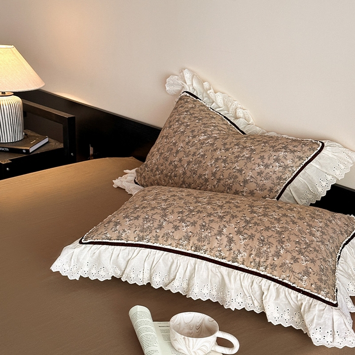 91家纺网 家纺一手货源 找家纺 蓝邻家纺 2025春夏新款全棉纯棉复古双层纱花边织带款四件套 漫步花丛