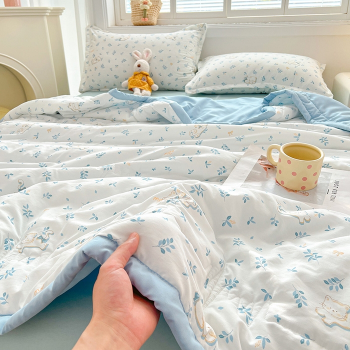 91家纺网 家纺一手货源 找家纺 西域种棉人·千百笠 2025新款A类新疆棉花夏凉被加宽包边水洗棉卡通印花吸湿透气棉花夏被空调被 凌香 优雅猫