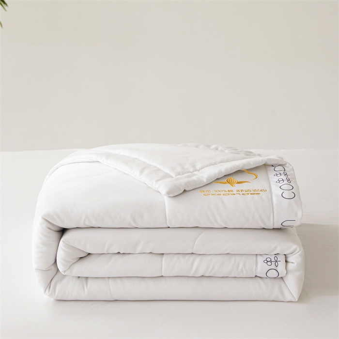 91家纺网 家纺一手货源 找家纺 西域种棉人·千百笠 2025新款A类100%新疆棉花夏凉被纯棉全棉填充毛巾绣绣花纯色双拼原棉空调被夏被 千寻瓷白