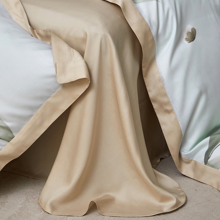 91家纺网 家纺一手货源 找家纺 薏思家纺 2025新款50支莱赛尔天丝数码印花夏被+四件套（礼盒包装） 半弦春漫