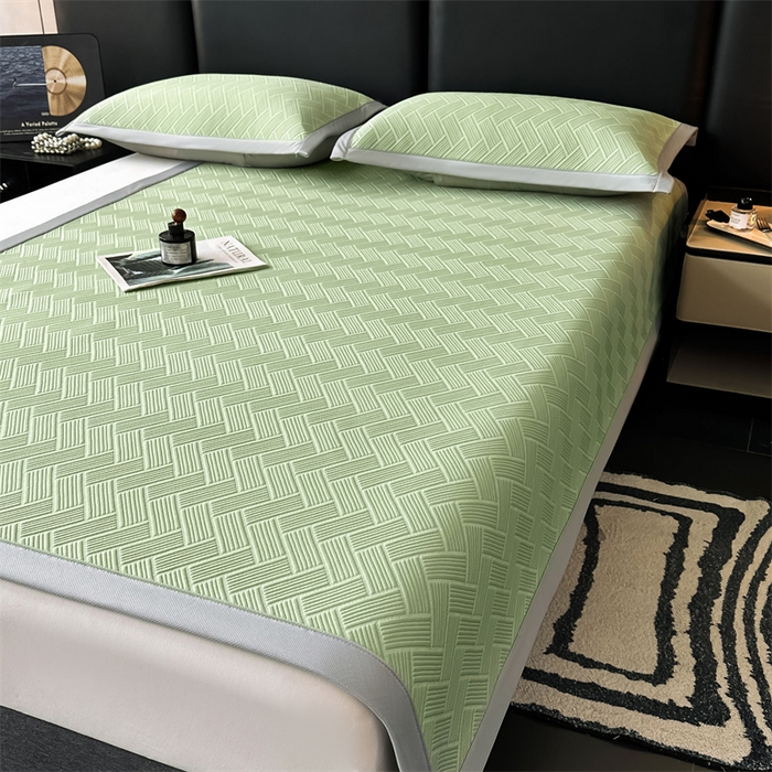 91家纺网 家纺一手货源 找家纺 雯豆家纺 2025夏季新款PE中分子凉感凉席三件套冰丝凉感席子纯色素色成人平铺绑带款 简尚-千草绿