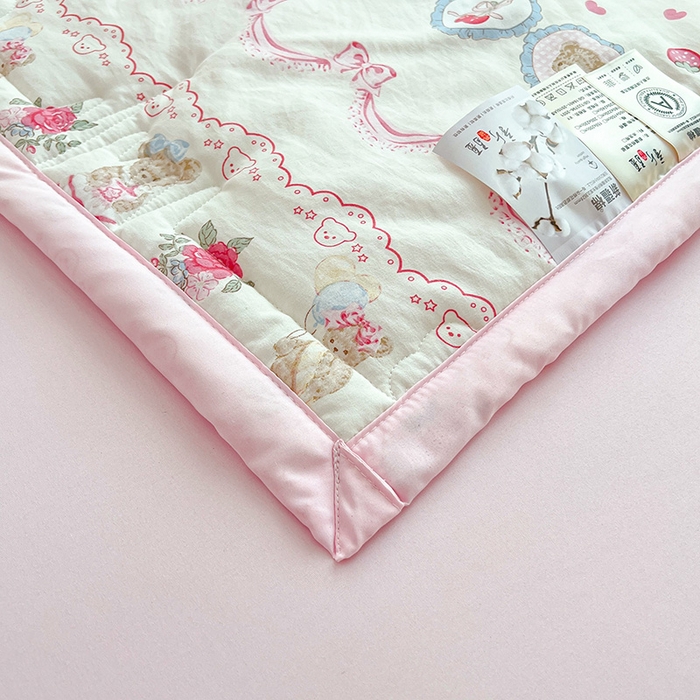 91家纺网 家纺一手货源 找家纺 西域种棉人·千百笠 2025新款A类新疆棉花夏凉被加宽包边水洗棉卡通印花吸湿透气棉花夏被空调被 凌香 泰迪熊