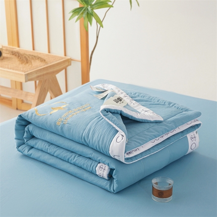 91家纺网 家纺一手货源 找家纺 西域种棉人·千百笠 2025新款A类100%新疆棉花夏凉被纯棉全棉填充毛巾绣绣花纯色双拼原棉空调被夏被 千寻牛仔蓝