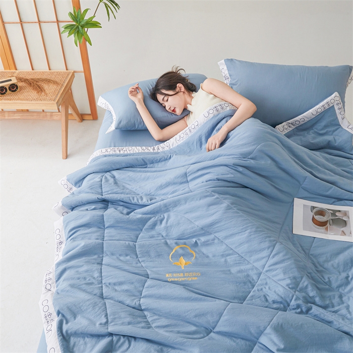 91家纺网 家纺一手货源 找家纺 西域种棉人·千百笠 2025新款A类100%新疆棉花夏凉被纯棉全棉填充毛巾绣绣花纯色双拼原棉空调被夏被 千寻晴空蓝