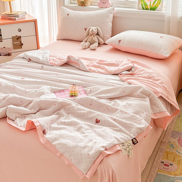 91家纺网 家纺一手货源 找家纺 金喜 2025新款小清新风格有氧针织双层纱大豆被夏被四件套 爱心气球