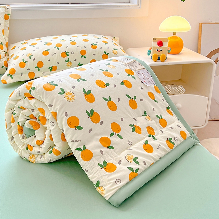 91家纺网 家纺一手货源 找家纺 西域种棉人·千百笠 2025新款A类新疆棉花夏凉被加宽包边水洗棉卡通印花吸湿透气棉花夏被空调被 凌香 桔子