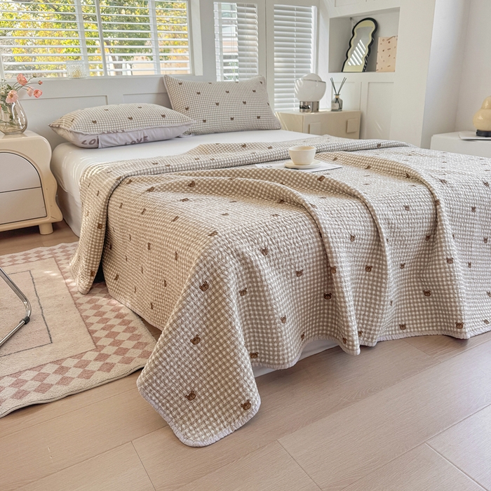 91家纺网 家纺一手货源 找家纺 宜梦家居【需要买家秀请联系老板】 2025新款双面纯棉夹层新疆棉花高温砂洗全棉床盖 呆萌熊咖