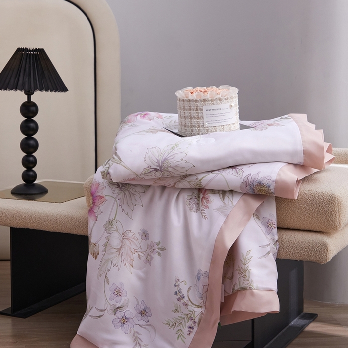 91家纺网 家纺一手货源 找家纺 薏思家纺 2025新款50支莱赛尔天丝数码印花夏被+四件套（礼盒包装） 春日落樱