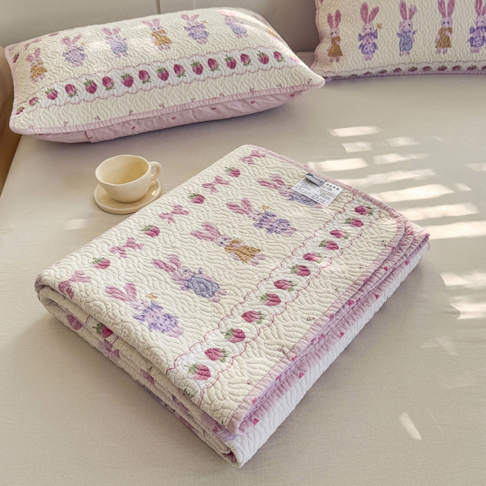 91家纺网 家纺一手货源 找家纺 宜梦家居【需要买家秀请联系老板】 2025新款双面纯棉夹层新疆棉花高温砂洗全棉床盖 踏春小兔