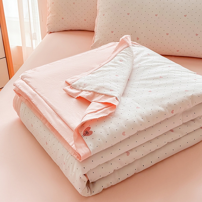 91家纺网 家纺一手货源 找家纺 金喜 2025新款小清新风格有氧针织双层纱大豆被夏被四件套 爱心气球