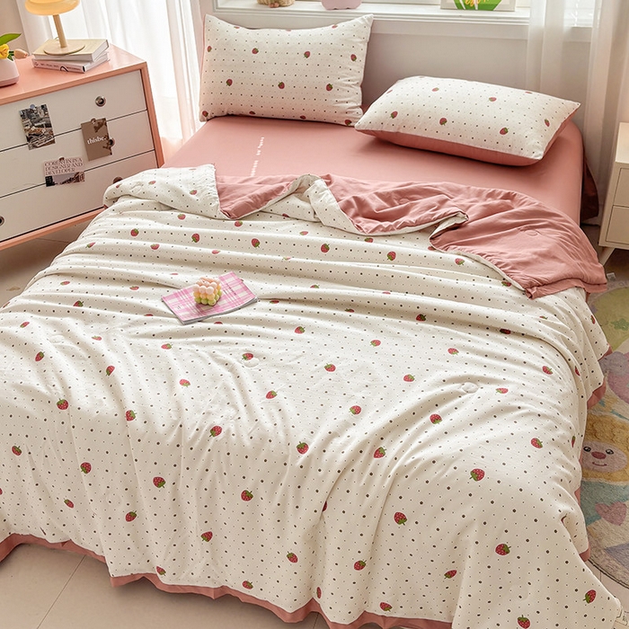 91家纺网 家纺一手货源 找家纺 金喜 2025新款小清新风格有氧针织双层纱大豆被夏被四件套 草莓物语