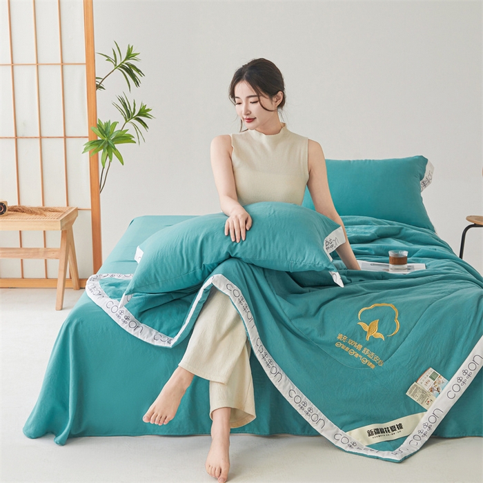 91家纺网 家纺一手货源 找家纺 西域种棉人·千百笠 2025新款A类100%新疆棉花夏凉被纯棉全棉填充毛巾绣绣花纯色双拼原棉空调被夏被 千寻蔚蓝