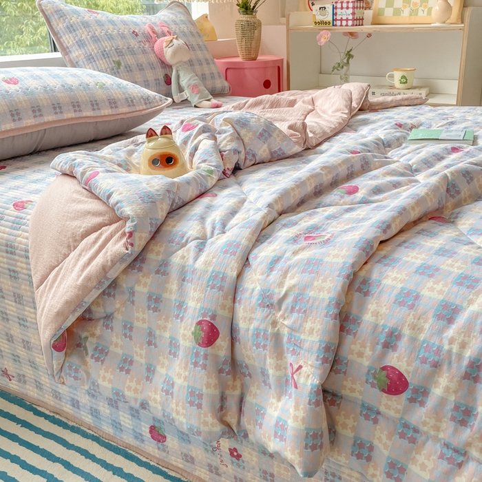 91家纺网 家纺一手货源 找家纺 老帅的工厂店 2025新款a类云感双层纱7a抗菌夏被床盖四件套 草莓格