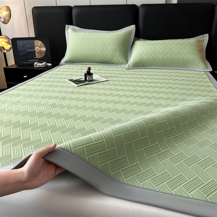 91家纺网 家纺一手货源 找家纺 雯豆家纺 2025夏季新款PE中分子凉感凉席三件套冰丝凉感席子纯色素色成人平铺绑带款 简尚-千草绿