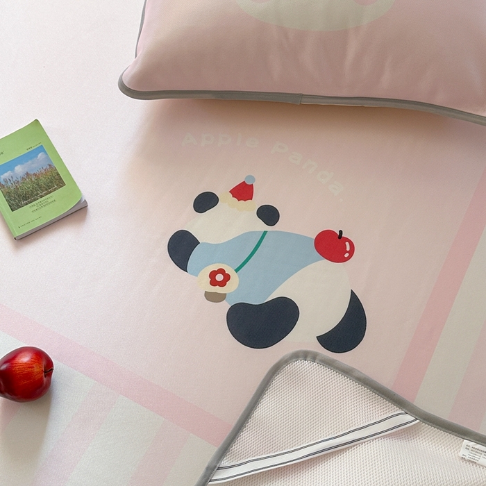 91家纺网 家纺一手货源 找家纺 美乐迪家纺 2025新款碳光凉感冰丝席 苹果熊猫