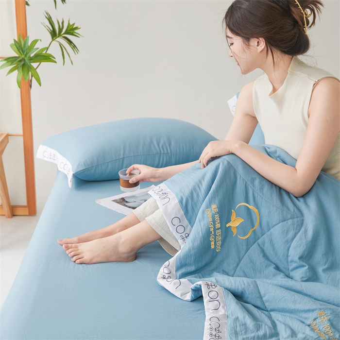 91家纺网 家纺一手货源 找家纺 西域种棉人·千百笠 2025新款A类100%新疆棉花夏凉被纯棉全棉填充毛巾绣绣花纯色双拼原棉空调被夏被 千寻牛仔蓝