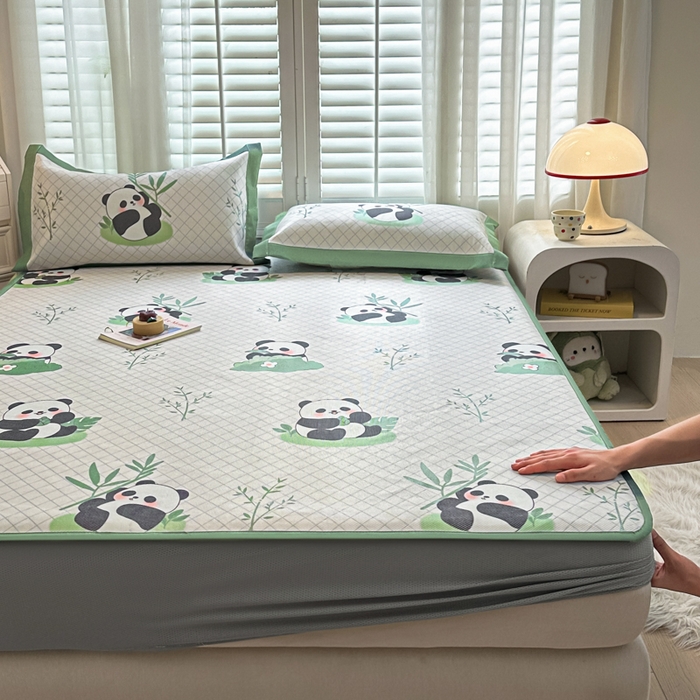 91家纺网 家纺一手货源 找家纺 花言狐语 2025新款真冰藤印花床笠款凉席 可爱熊猫