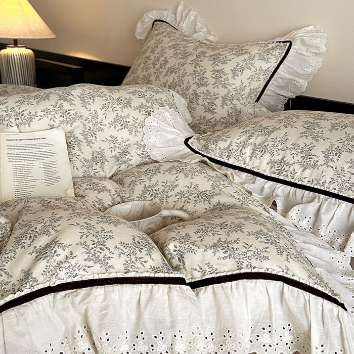 91家纺网 家纺一手货源 找家纺 蓝邻家纺 2025春夏新款全棉纯棉复古双层纱花边织带款四件套 瑞莎-深灰