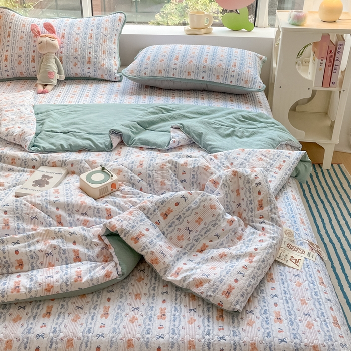 91家纺网 家纺一手货源 找家纺 老帅的工厂店 2025新款a类云感双层纱7a抗菌夏被床盖四件套 蝴蝶结熊