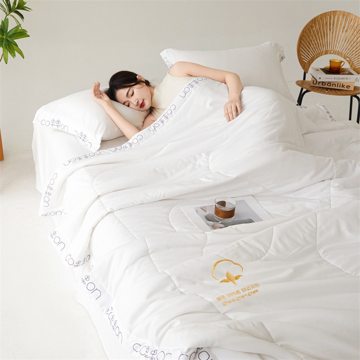 91家纺网 家纺一手货源 找家纺 西域种棉人·千百笠 2025新款A类100%新疆棉花夏凉被纯棉全棉填充毛巾绣绣花纯色双拼原棉空调被夏被 千寻瓷白