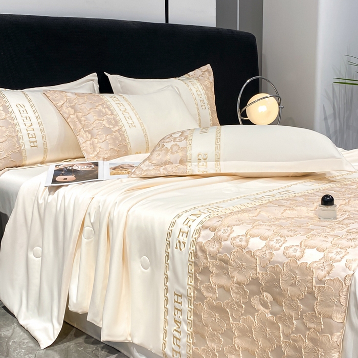 91家纺网 家纺一手货源 找家纺 子曰 2025新款金丝提花浮雕刺绣水洗真丝夏被四件套夏凉被空调被 花开朵朵-米白