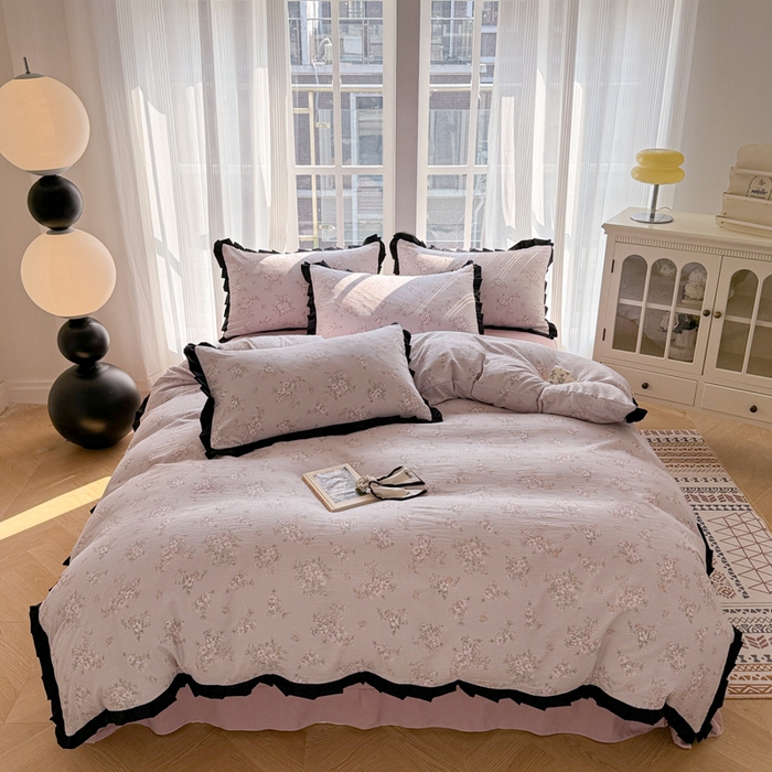 91家纺网 家纺一手货源 找家纺 2025新款黑花边有氧云感m提花针织水洗m双层纱四件套 秘密花园