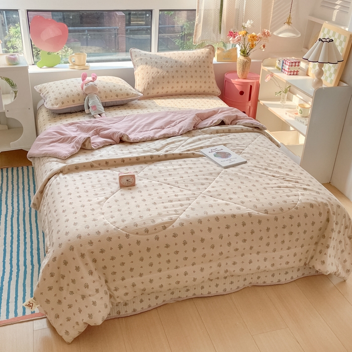 91家纺网 家纺一手货源 找家纺 老帅的工厂店 2025新款a类云感双层纱7a抗菌夏被床盖四件套 初暖