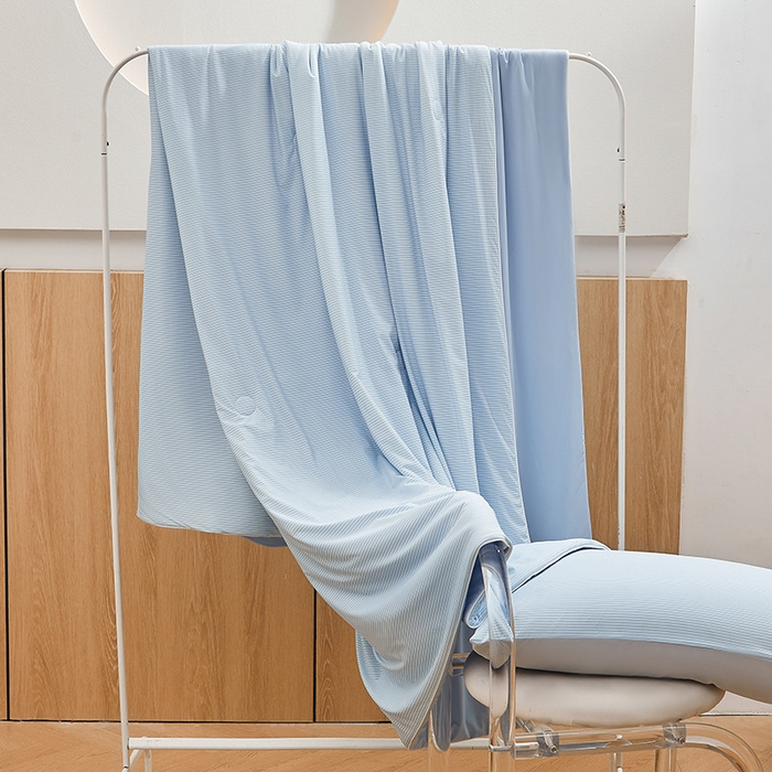 91家纺网 家纺一手货源 找家纺 金喜 2025新款A类高克重冰丝夏被云母凉感夏凉被子（10%氨纶） 云母蓝