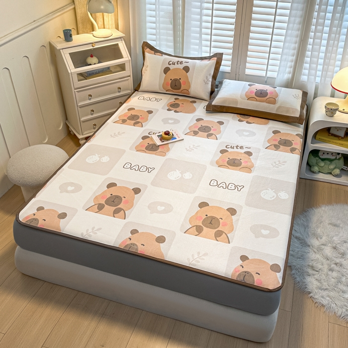 91家纺网 家纺一手货源 找家纺 花言狐语 2025新款真冰藤印花床笠款凉席 卡比巴拉