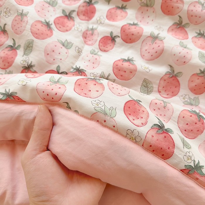 91家纺网 家纺一手货源 找家纺 西域种棉人·千百笠 2025新款A类新疆棉花夏凉被加宽包边水洗棉卡通印花吸湿透气棉花夏被空调被 凌香 草莓