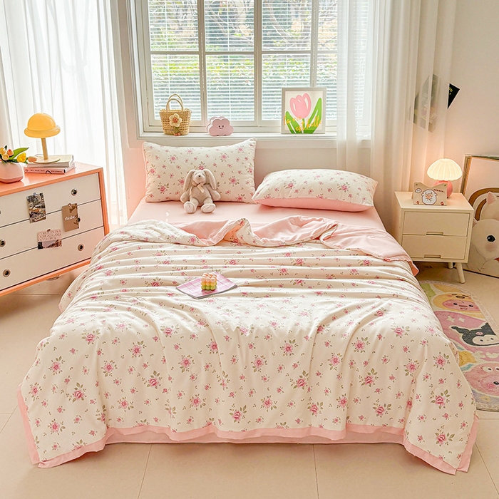 91家纺网 家纺一手货源 找家纺 金喜 2025新款小清新风格有氧针织双层纱大豆被夏被四件套 半亩花田