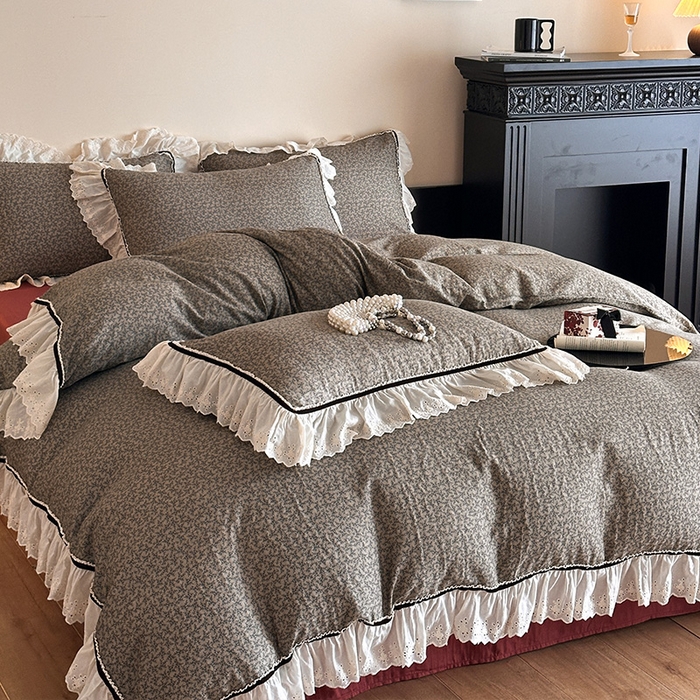 91家纺网 家纺一手货源 找家纺 蓝邻家纺 2025春夏新款全棉纯棉复古双层纱花边织带款四件套 春风细叶