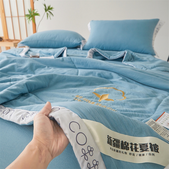 91家纺网 家纺一手货源 找家纺 西域种棉人·千百笠 2025新款A类100%新疆棉花夏凉被纯棉全棉填充毛巾绣绣花纯色双拼原棉空调被夏被 千寻牛仔蓝