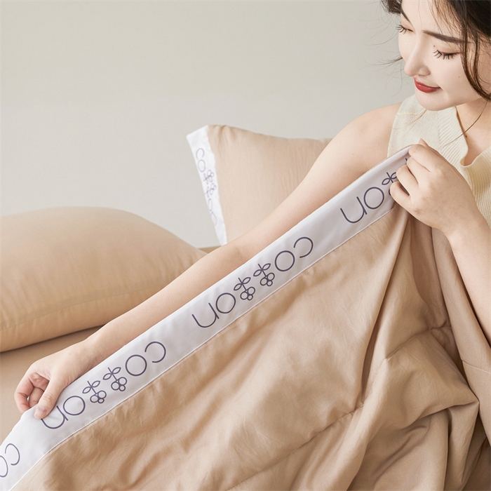 91家纺网 家纺一手货源 找家纺 西域种棉人·千百笠 2025新款A类100%新疆棉花夏凉被纯棉全棉填充毛巾绣绣花纯色双拼原棉空调被夏被 千寻卡其