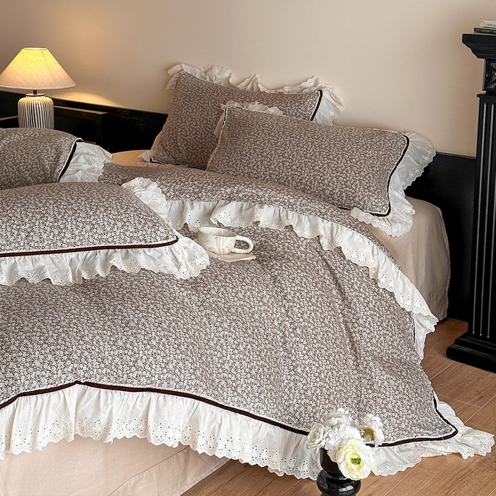 91家纺网 家纺一手货源 找家纺 蓝邻家纺 2025春夏新款全棉纯棉复古双层纱花边织带款四件套 莱茵茶桂