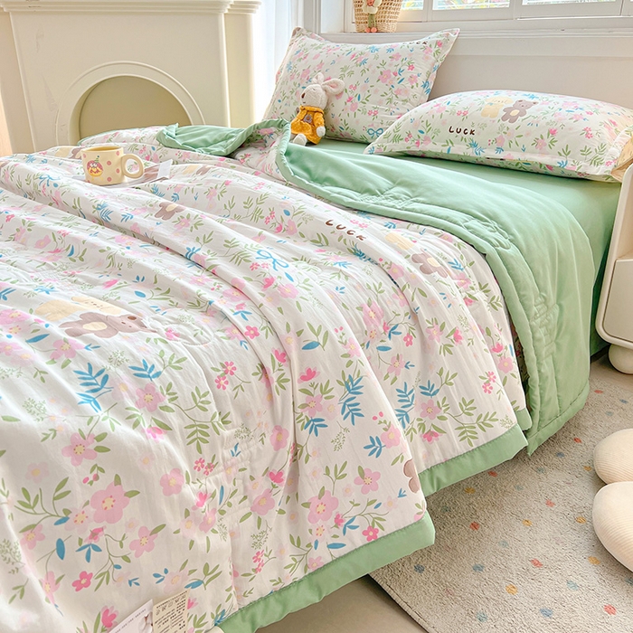 91家纺网 家纺一手货源 找家纺 西域种棉人·千百笠 2025新款A类新疆棉花夏凉被加宽包边水洗棉卡通印花吸湿透气棉花夏被空调被 凌香 躲猫猫