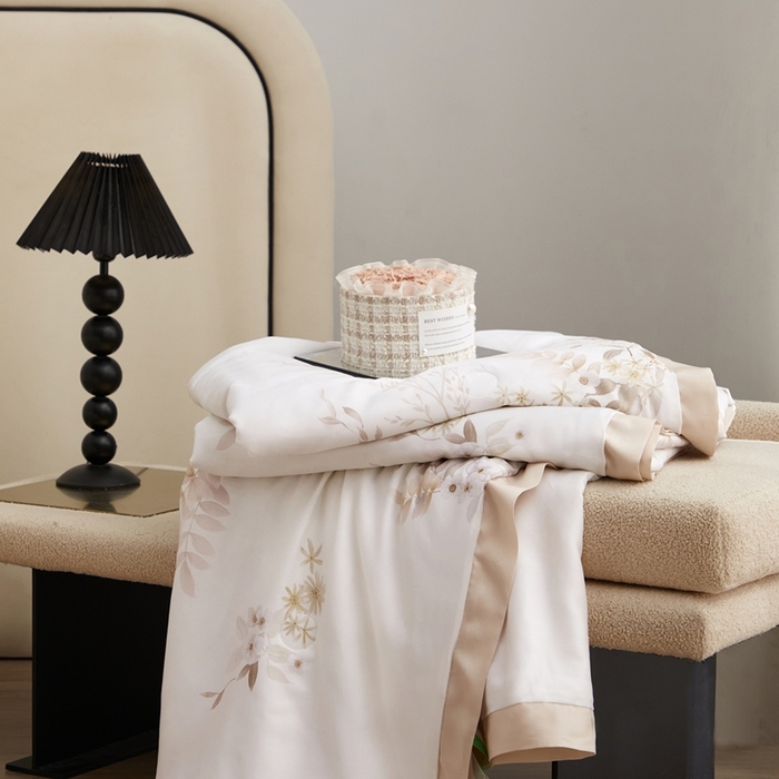 91家纺网 家纺一手货源 找家纺 薏思家纺 2025新款50支莱赛尔天丝数码印花夏被+四件套（礼盒包装） 芳菲-米白