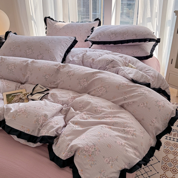 91家纺网 家纺一手货源 找家纺 2025新款黑花边有氧云感m提花针织水洗m双层纱四件套 秘密花园