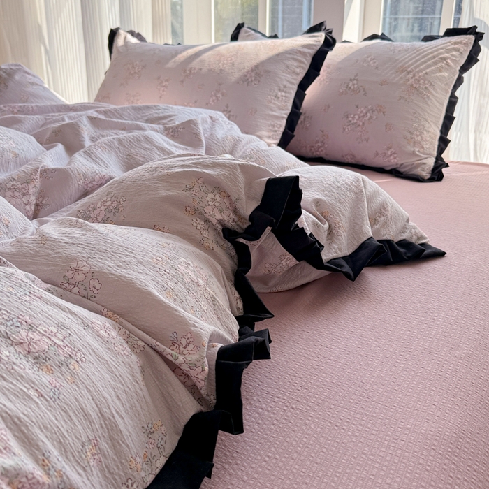 91家纺网 家纺一手货源 找家纺 2025新款黑花边有氧云感m提花针织水洗m双层纱四件套 秘密花园