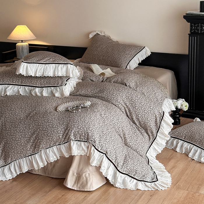 91家纺网 家纺一手货源 找家纺 蓝邻家纺 2025春夏新款全棉纯棉复古双层纱花边织带款四件套 莱茵茶桂