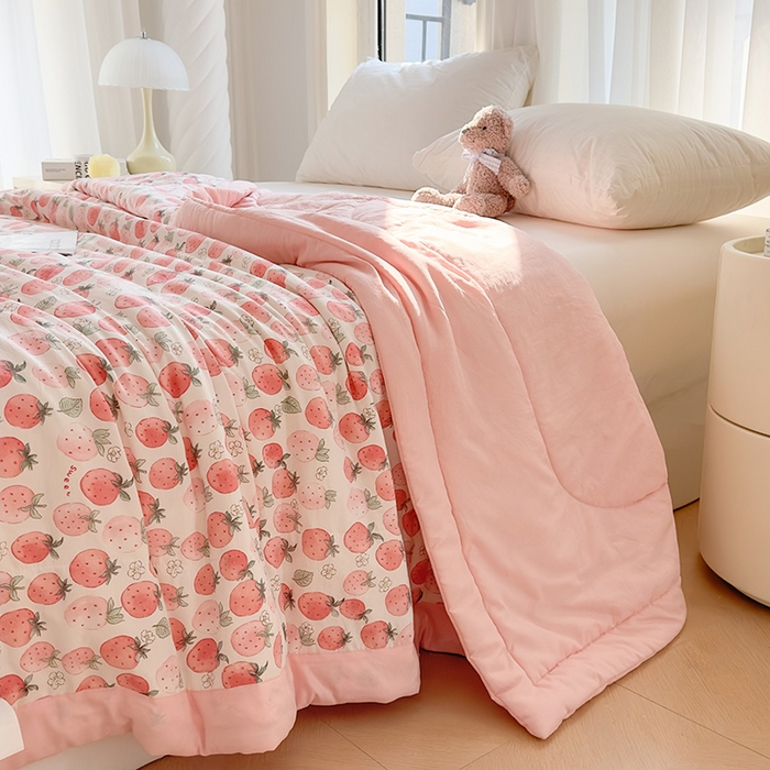 91家纺网 家纺一手货源 找家纺 西域种棉人·千百笠 2025新款A类新疆棉花夏凉被加宽包边水洗棉卡通印花吸湿透气棉花夏被空调被 凌香 草莓