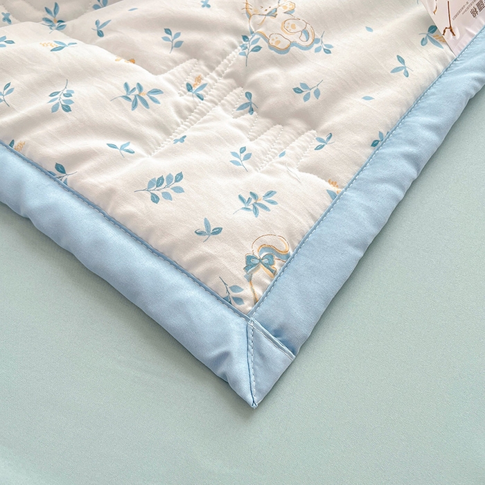 91家纺网 家纺一手货源 找家纺 西域种棉人·千百笠 2025新款A类新疆棉花夏凉被加宽包边水洗棉卡通印花吸湿透气棉花夏被空调被 凌香 优雅猫