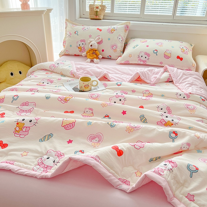 91家纺网 家纺一手货源 找家纺 西域种棉人·千百笠 2025新款A类新疆棉花夏凉被加宽包边水洗棉卡通印花吸湿透气棉花夏被空调被 凌香 蛋糕猫