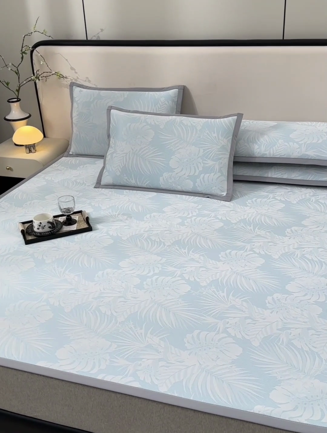 91家纺网 家纺一手货源 找家纺 芯诗曼家纺 2025新款三明治凉感丝提花冰丝席凉席 叶语恋-蓝床席款