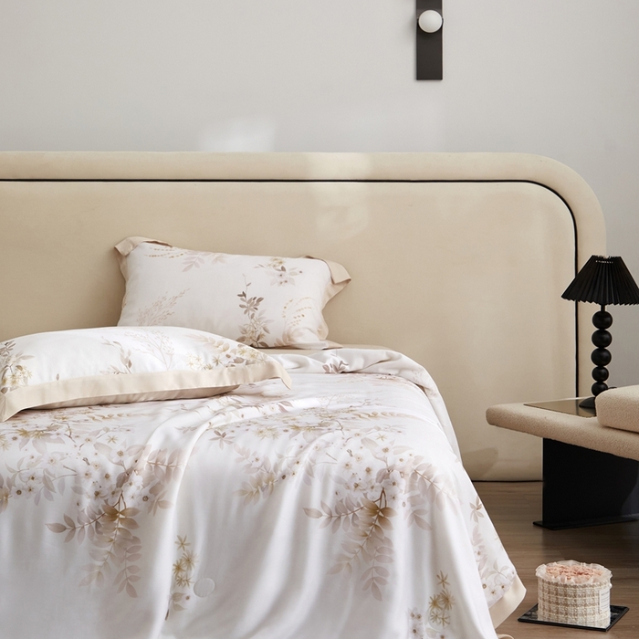 91家纺网 家纺一手货源 找家纺 薏思家纺 2025新款50支莱赛尔天丝数码印花夏被+四件套（礼盒包装） 芳菲-米白