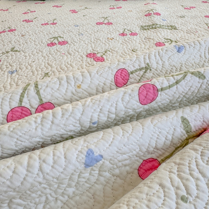 91家纺网 家纺一手货源 找家纺 宜梦家居【需要买家秀请联系老板】 2025新款双面纯棉夹层新疆棉花高温砂洗全棉床盖 美味樱桃