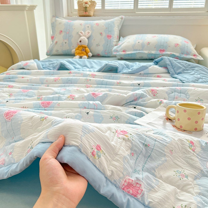 91家纺网 家纺一手货源 找家纺 （总）西域种棉人·千百笠 2025新款A类新疆棉花夏凉被加宽包边水洗棉卡通印花吸湿透气棉花夏被空调被